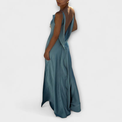 Hallie - Elegante vestido maxi de satén con alta abertura