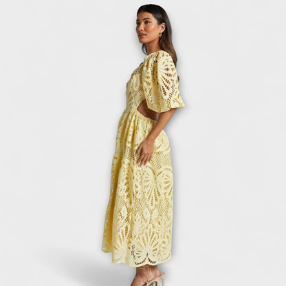 Vestido elegante con delicados detalles
