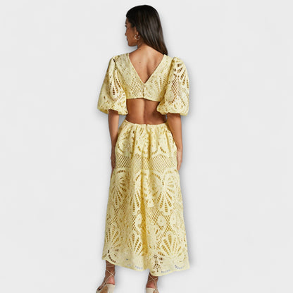 Vestido elegante con delicados detalles