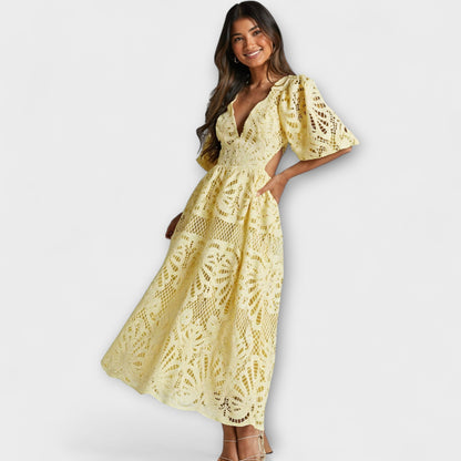 Vestido elegante con delicados detalles