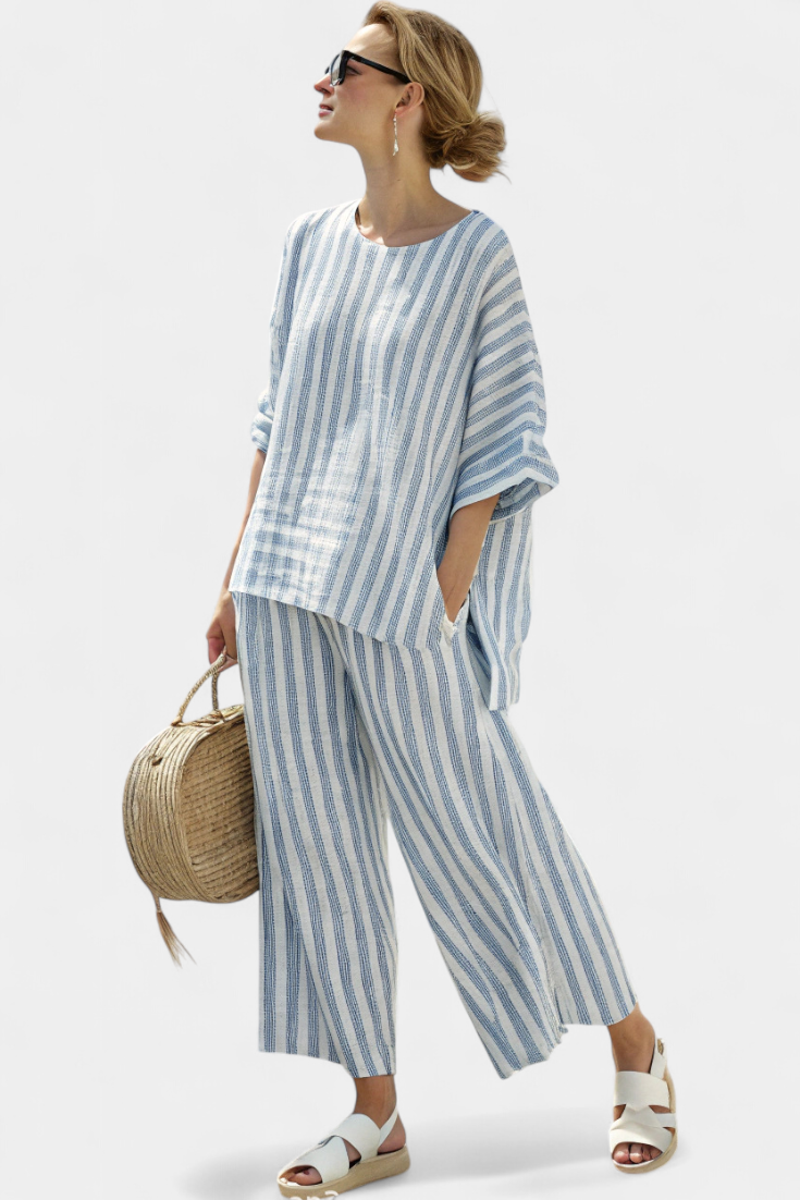 Federica — Top sofisticado de lino con rayas azules y pantalones relajados