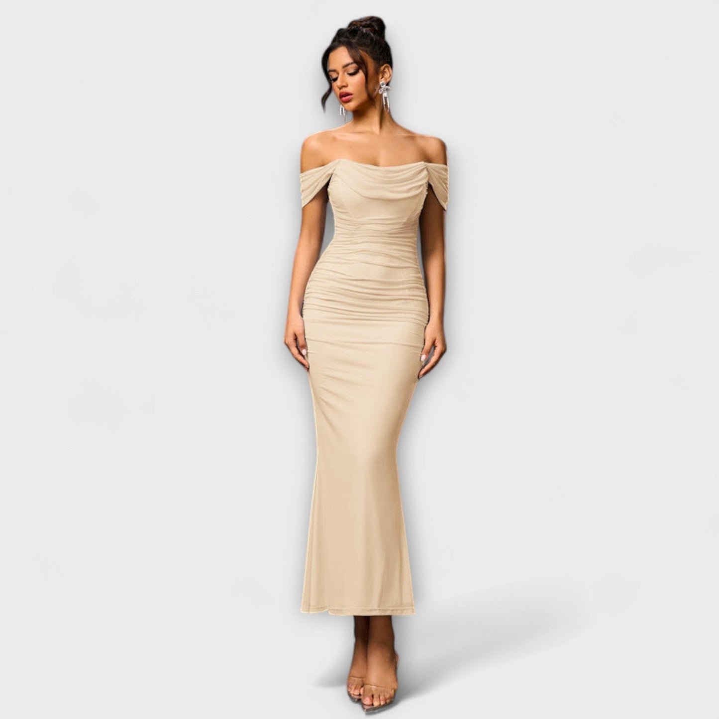 Ione - Vestido ajustado con hombros al descubierto y fruncido