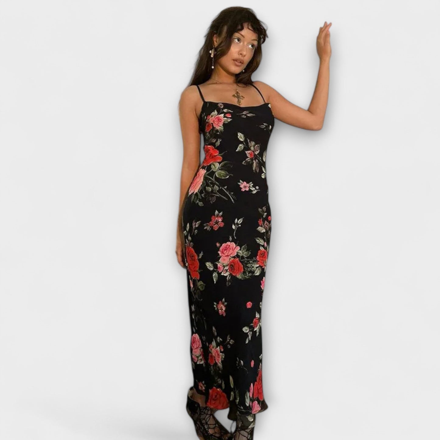 Vestido corto ajustado con estampado floral y tirantes