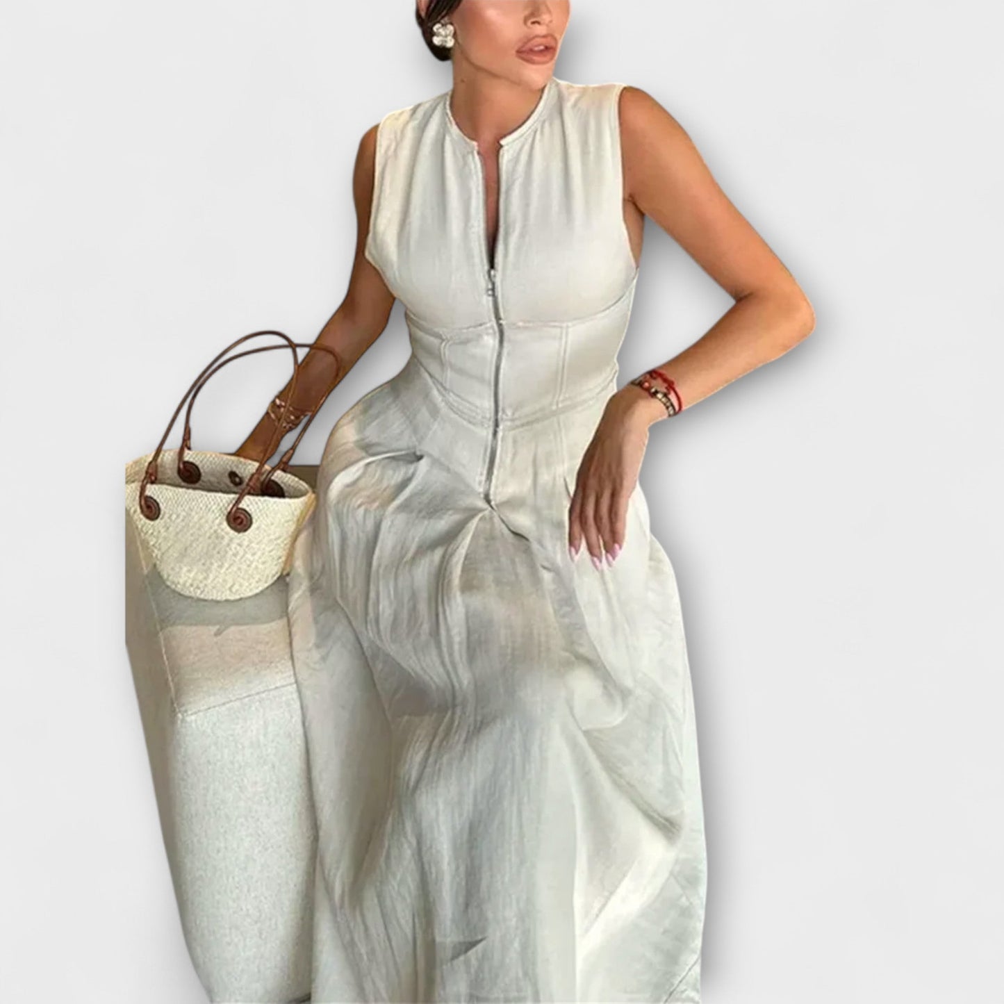 Vestido corto sin mangas con plisados y corte ajustado midi